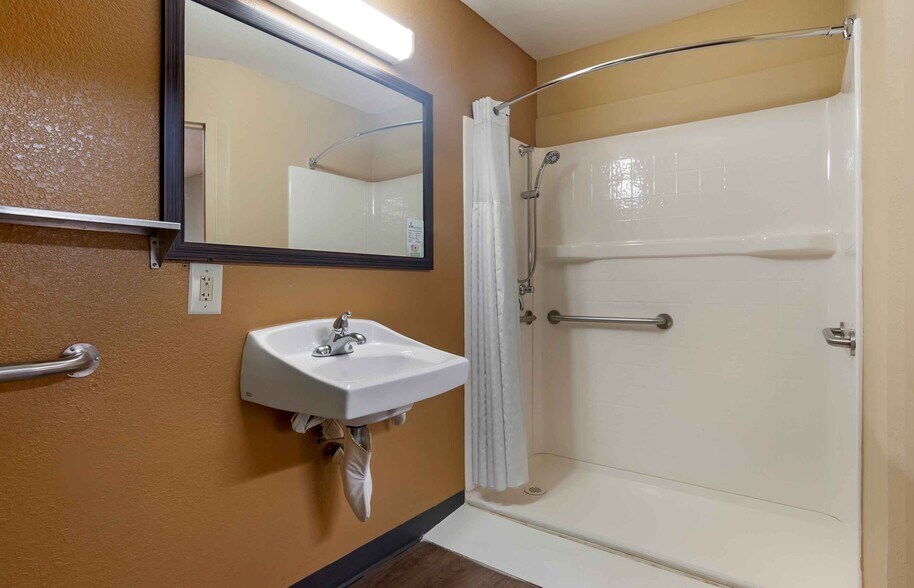 Building Photo - Furnished Studio-Palm Springs - Airport