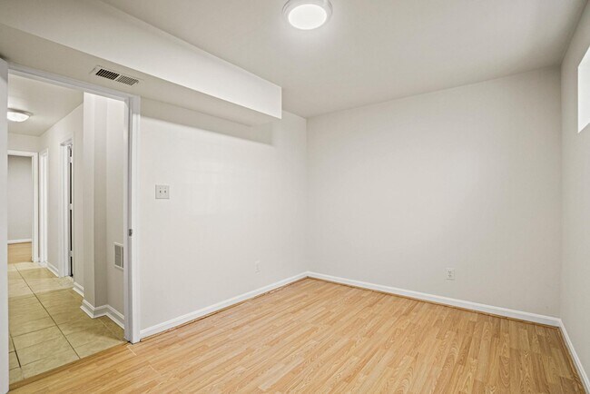 Building Photo - 1141 N Vernon St