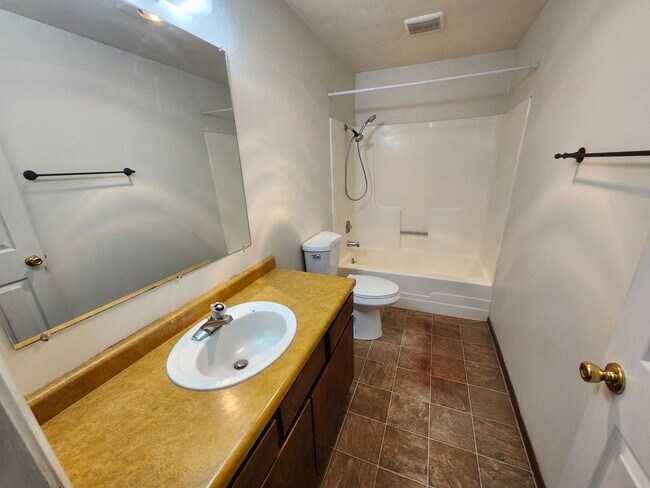 Building Photo - 2 Bed/1 Bath Apartment in NE Bend - Wichita Way