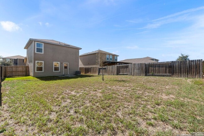 Building Photo - Charming Home Awaits: Spacious & Modern Living in a Prime Location