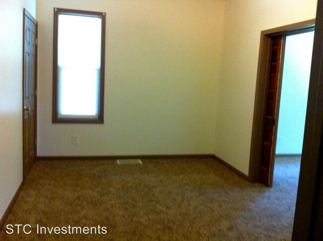 Building Photo - 2 br, 1 bath House - 402 W. McDonough