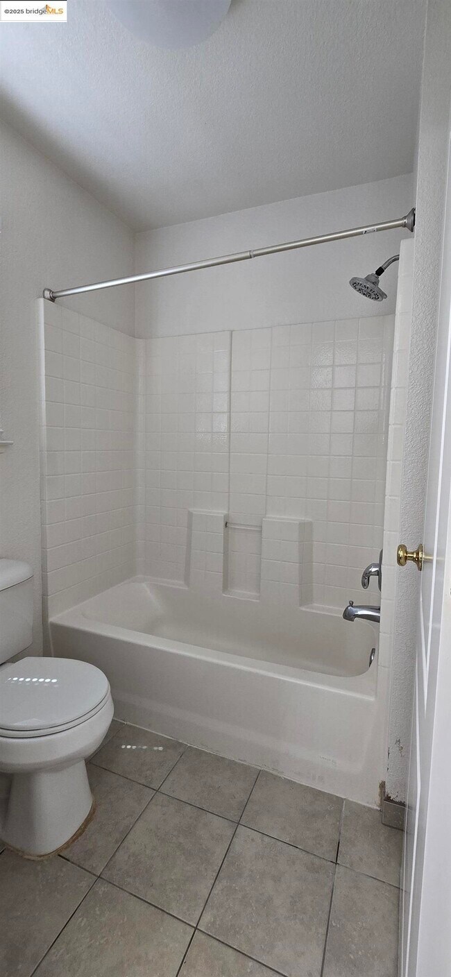 Building Photo - 462 Windwood Dr