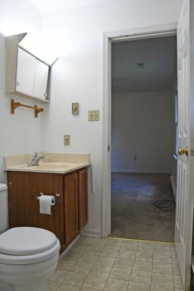 Building Photo - 218 Bluebird Dr