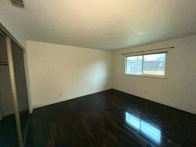 Building Photo - SAC T 4945