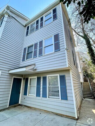 Building Photo - Townhouse located near corner of Gervais a...