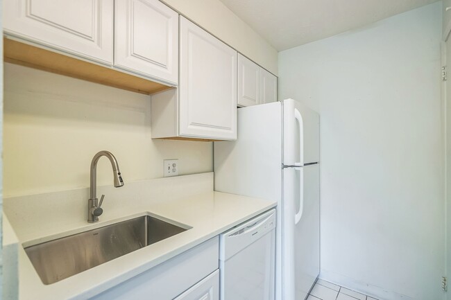 Building Photo - Newly Updated - Spacious Three Bedroom Condo