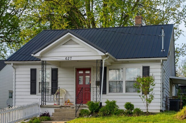 Building Photo - VIRTUAL SHOWINGS AVAILABLE - Spacious Hous...