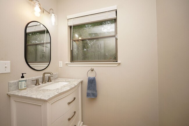 Building Photo - Updated 4 bedroom home in Bluewater Bay!