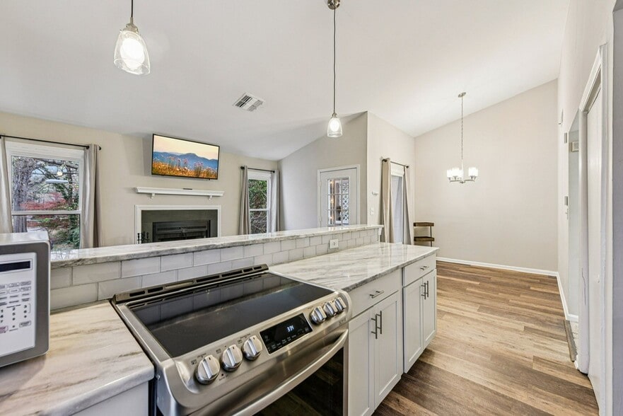 Building Photo - 430 Queens Rd