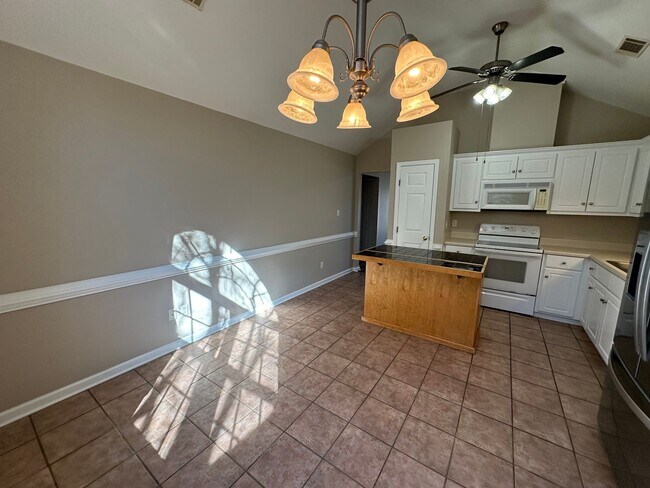 Building Photo - 1997 Sylvan Lake Dr