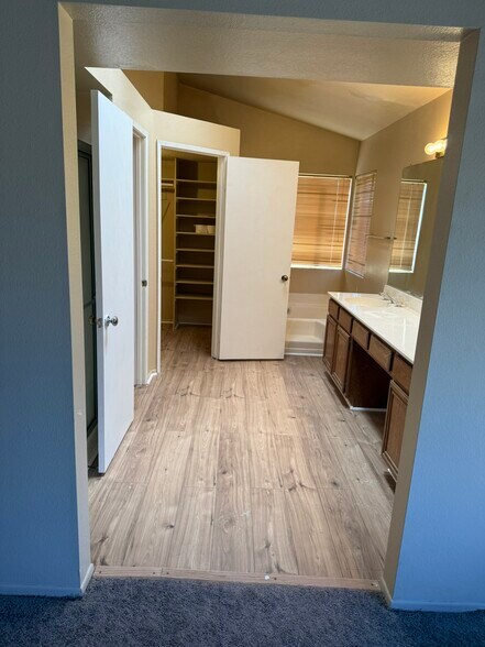 Building Photo - 12025 Heritage Dr