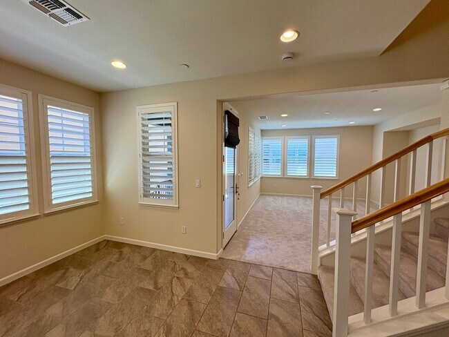Building Photo - Spacious 4-Bedroom Townhouse