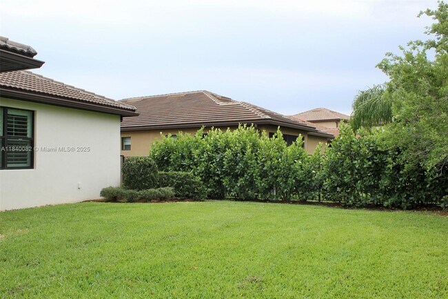Building Photo - 620 SE Monet Dr