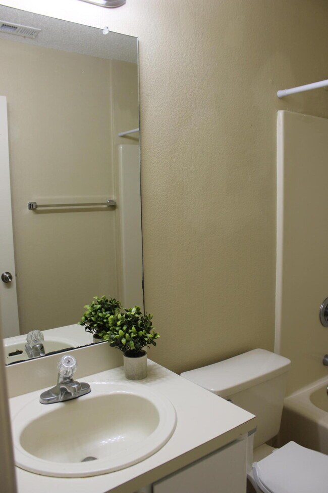 Building Photo - 2138 Edgewood Dr