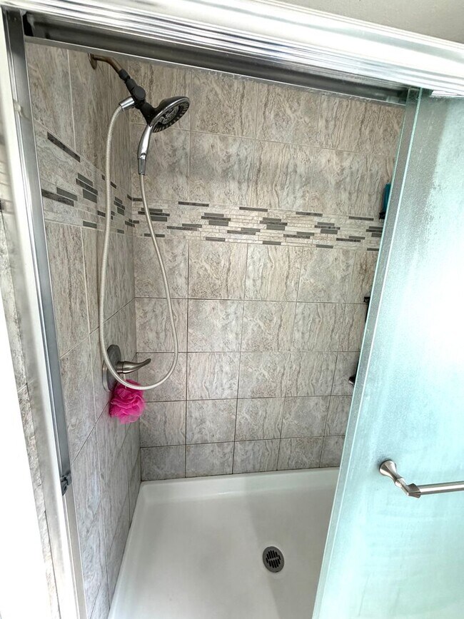 Building Photo - Desirable Home in Lincoln Village – A must see!