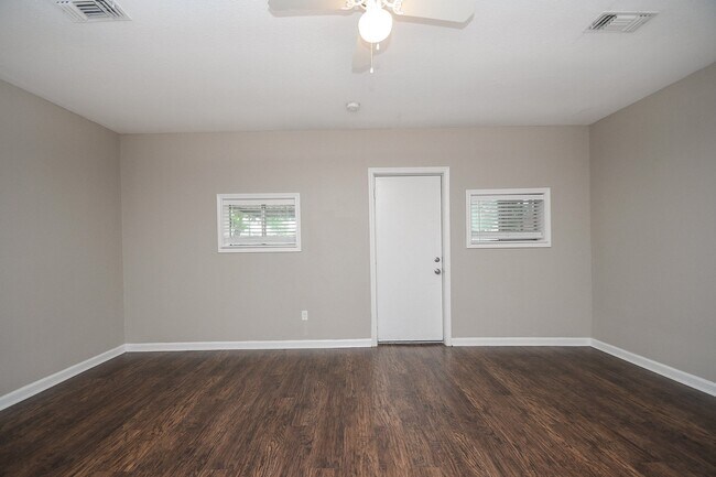 Building Photo - 710 Barnesville St