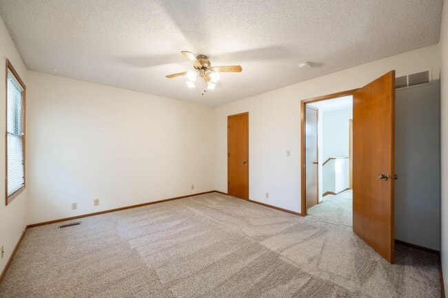 Building Photo - Beautiful 2 Bedroom, 2 Bathroom Townhouse ...