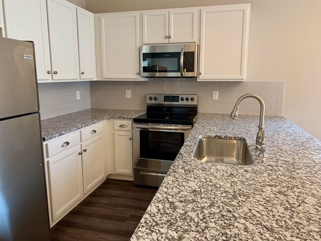 Building Photo - 3 bedroom home with garage and fenced backyard!