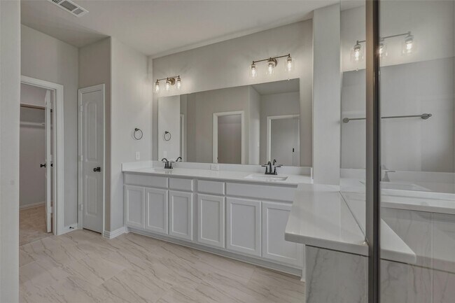 Building Photo - 2105 Bluebird Ln