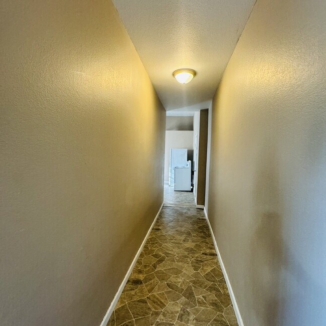 Building Photo - Victorian-style 1 Bedroom | 1 Bathroom Apartment in The Avenues!