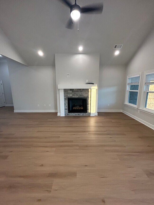 Building Photo - Beautiful Bentonville Home! 4 Bedrooms, 2....