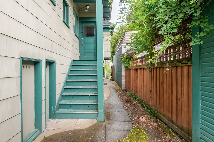 Building Photo - 1320 SE 28th Ave