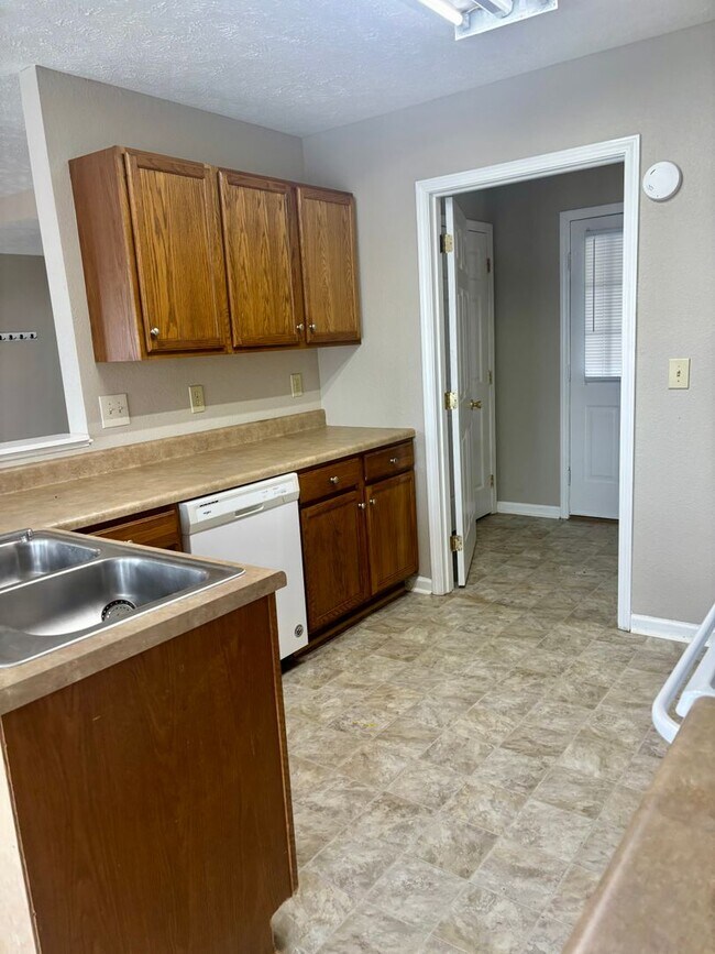 Building Photo - 3 Bedroom 2 Bath House