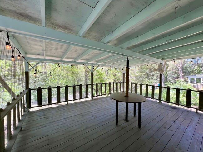 Building Photo - 3 Bedroom, 1 Bath, Nice Backyard!