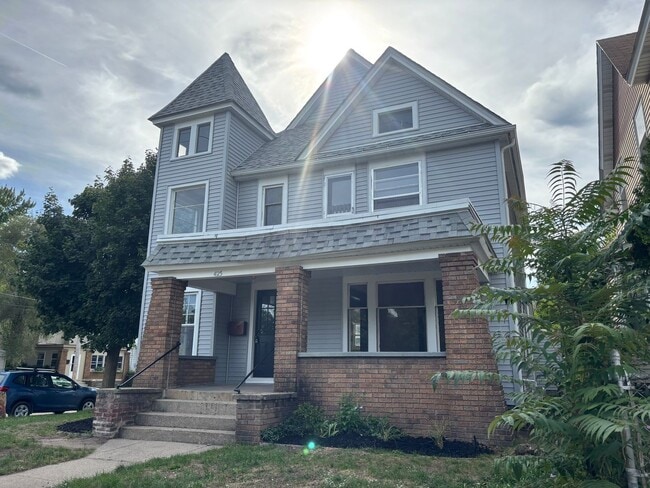 Building Photo - Spacious Four Bedroom Home Full of Charact...