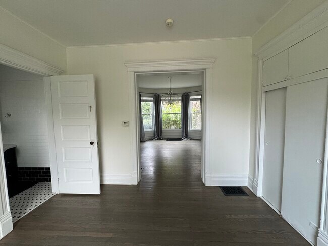 Building Photo - 103 S 4th St