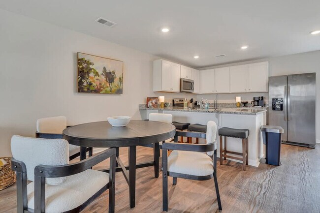 Building Photo - 321 Dogwood Cir