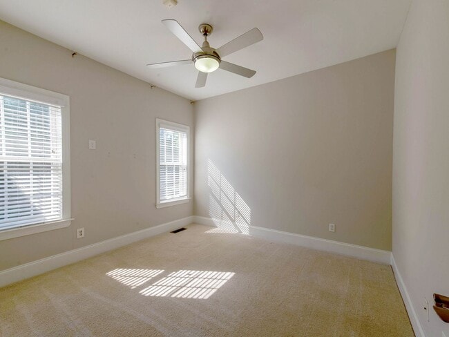 Building Photo - Move in ready Cotswold dream home.