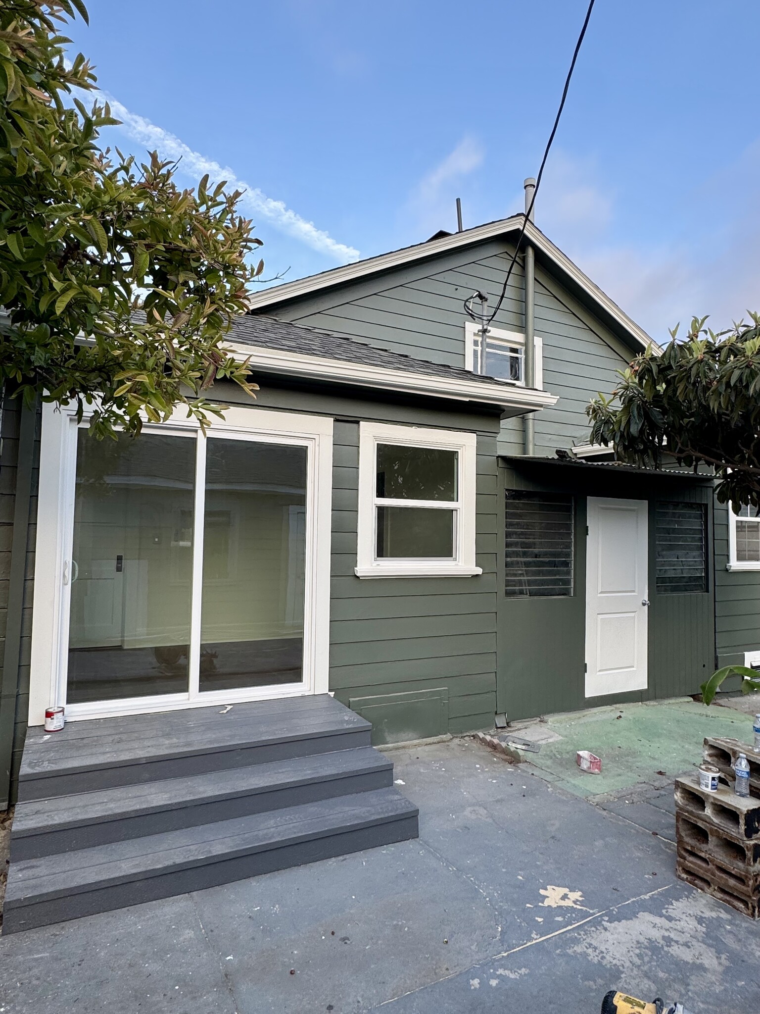 Building Photo - 1121 N Heliotrope Dr
