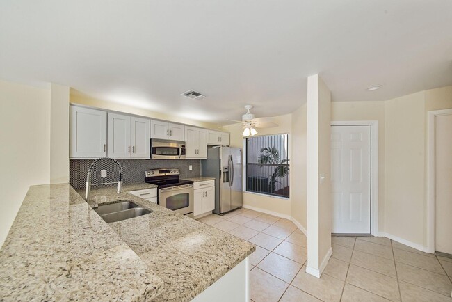Building Photo - 1132 W Lakes Dr