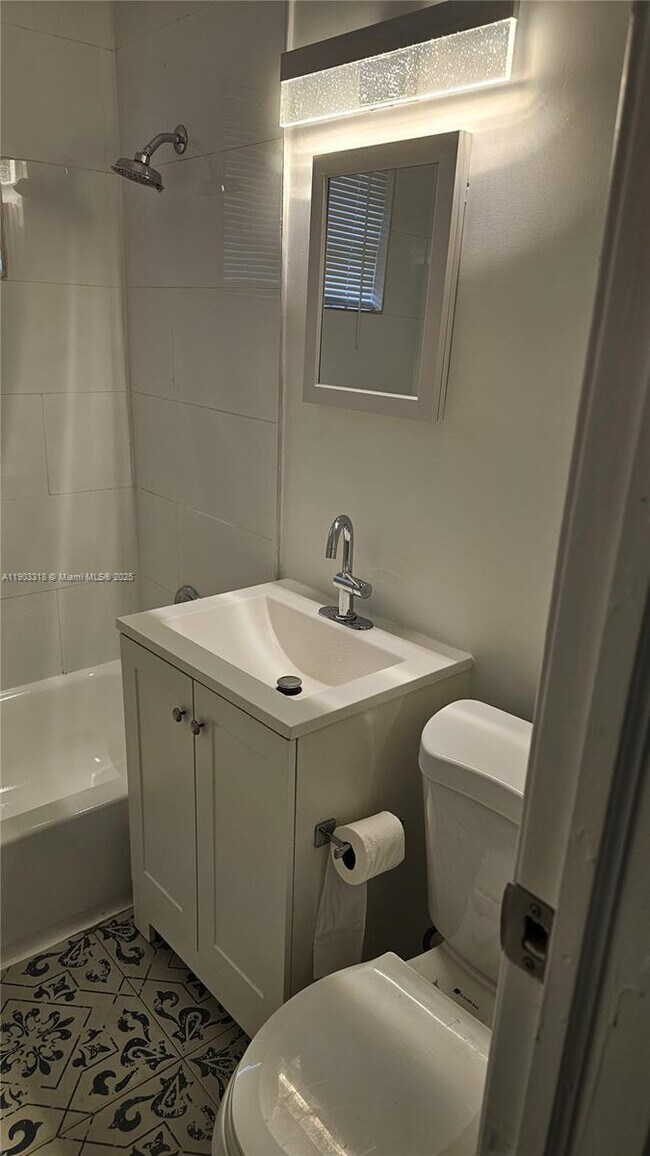 Building Photo - 1004 NW 3rd Ave