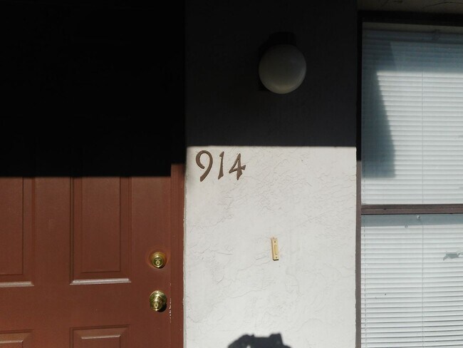 Building Photo - 914 NW 59th Ave