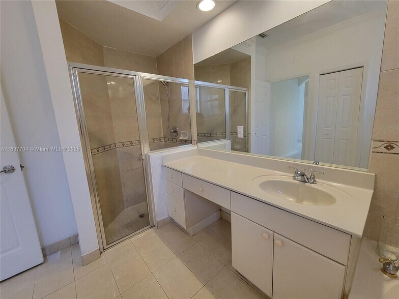 Building Photo - 4949 SW 134th Ave