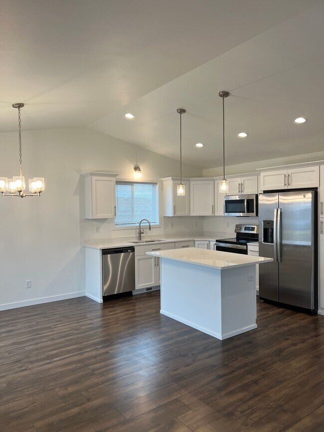 Building Photo - 3 Bed 2.5 Bath Single Family Home