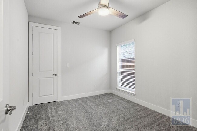 Building Photo - 216 Monrovia Wy