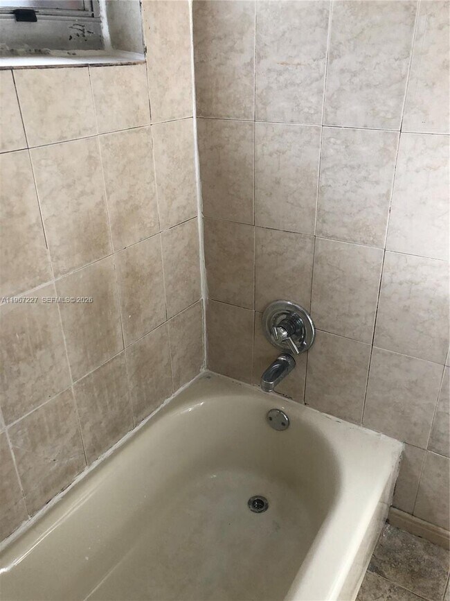 Building Photo - 1020 SW 5th St