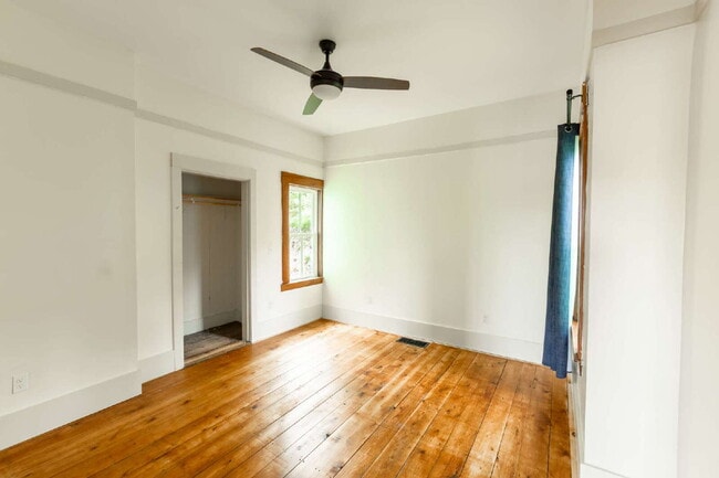 Building Photo - Walk to Downtown Norway from This Bright, Beautifully Renovated First-Floor Apartment