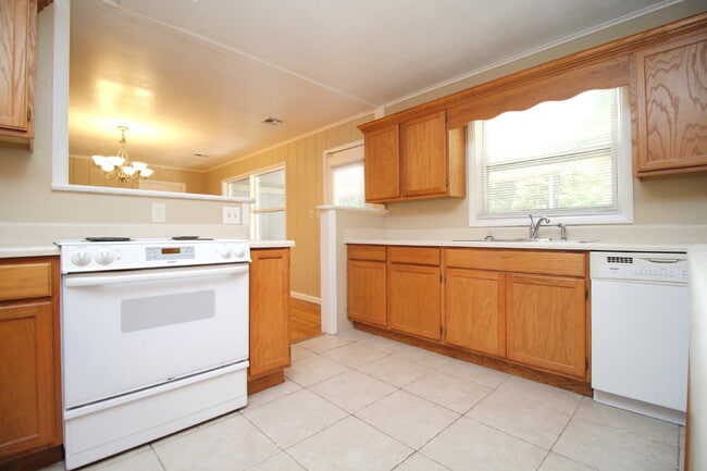 Building Photo - Northeast Pensacola Home- Entertainers Dre...