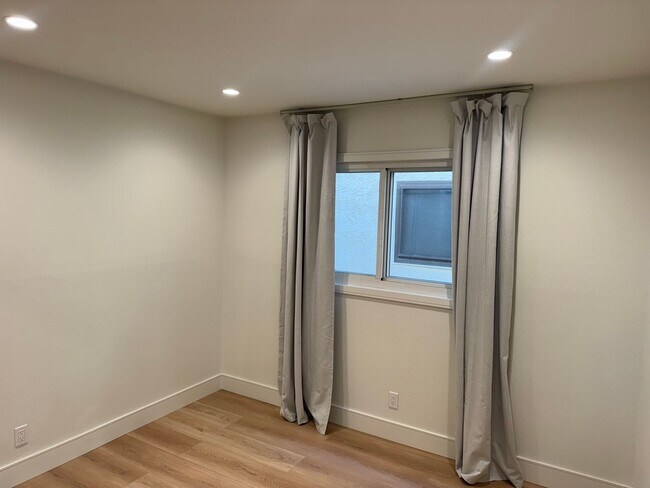 Building Photo - Rees