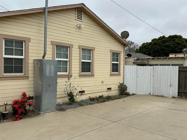 Building Photo - Cute NE Santa Maria 1 Bedroom/1 Bath rear ...