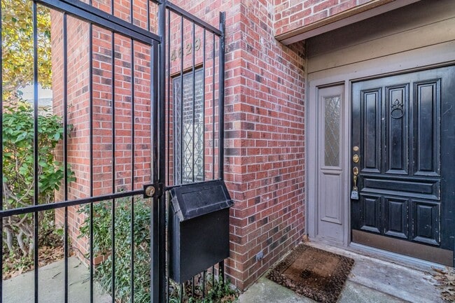 Building Photo - Beautiful townhome in a prime location nea...