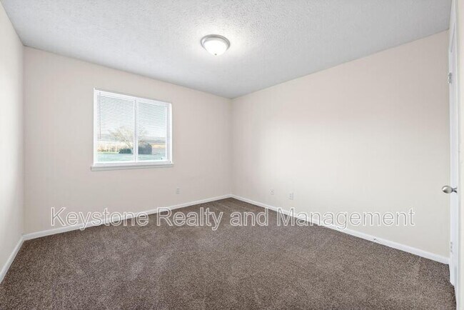 Building Photo - 225 Clara Dr