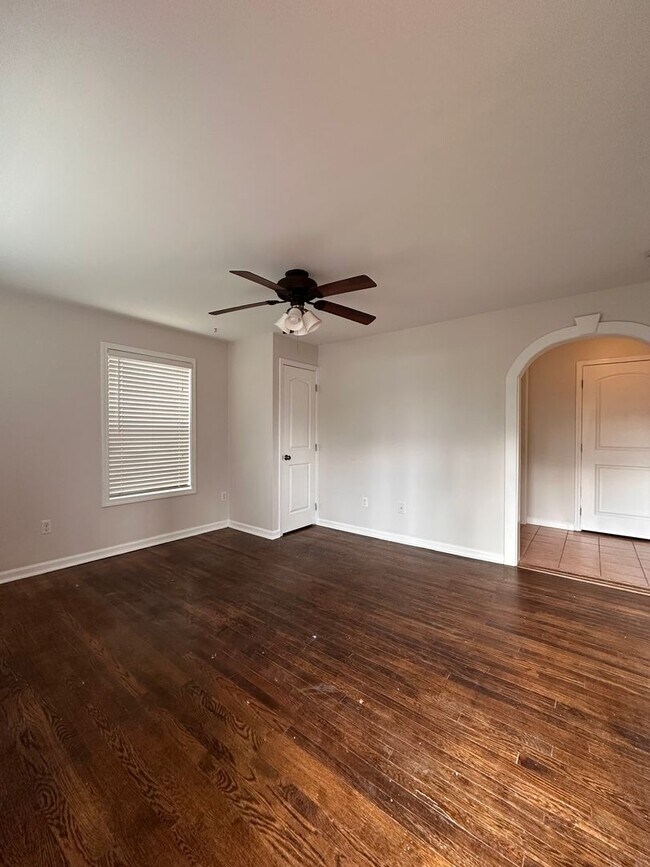 Building Photo - Cozy 2 Bed/1 Bath Single Family Home in Ea...