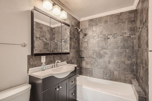 Building Photo - Ideally Located 3 Bed 2 Bath Lake Forest P...