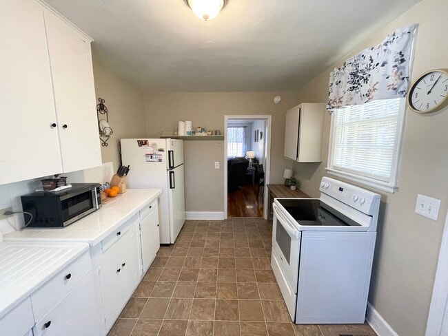 Building Photo - 2 Bedroom 1 Bath Brick Home