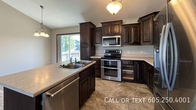 Building Photo - Spacious 4 Bedroom 3 Bathroom home with Va...